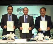 Mr-Harsh-Pati-Singhania-releasing-Paper-Industry-Report-along-with-IPMA-office-bearers-495x400